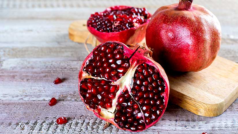 Granatapfel entkernen und öffnen