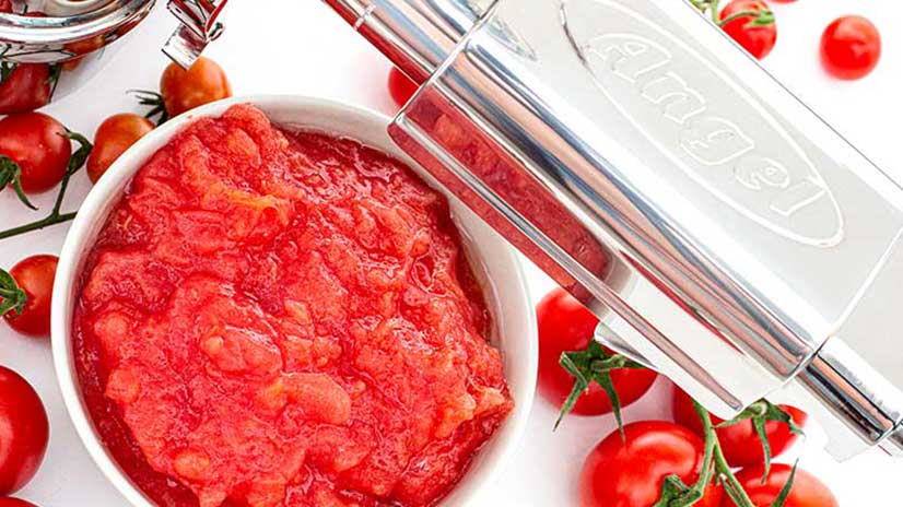 Tomaten passieren im Entsafter